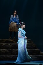 上から木村了演じる浦島太郎、上原多香子演じる乙姫。