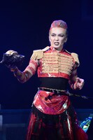 舘形比呂一演じるタカアシガ二将軍。