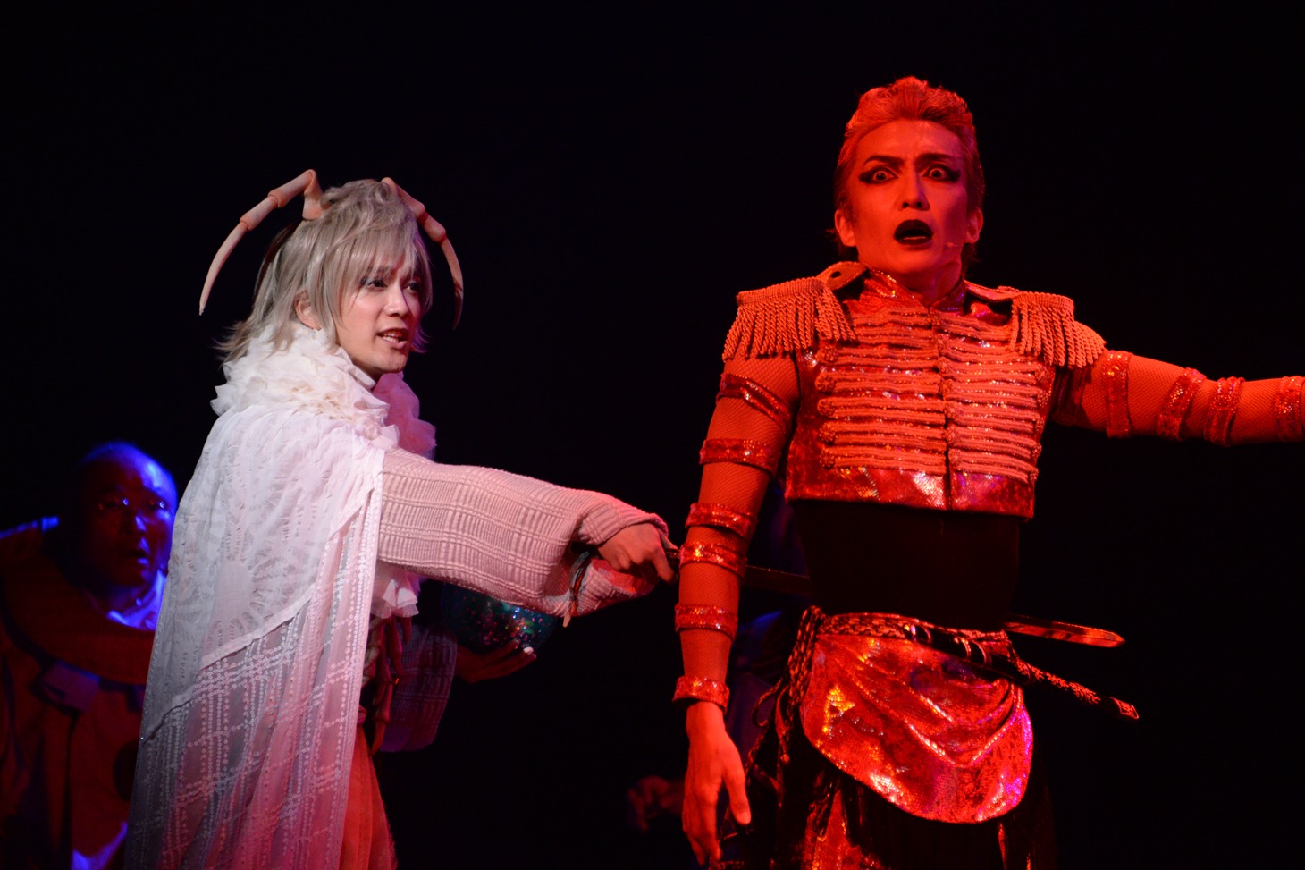 左から辻本祐樹演じるダイオウグソクムシ参謀、舘形比呂一演じるタカアシガ二将軍。