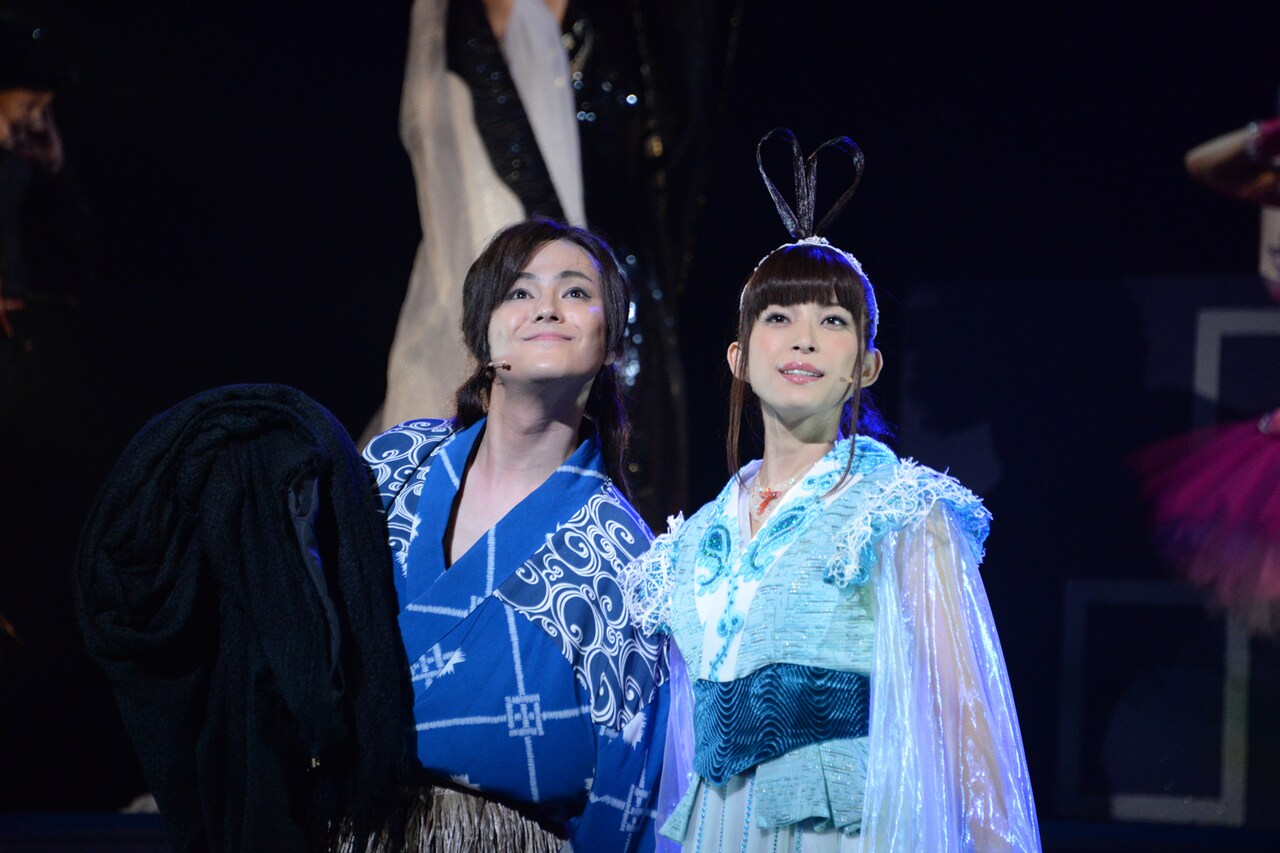 左から木村了演じる浦島太郎、上原多香子演じる乙姫。