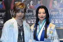 2016年劇団☆新感線夏秋興行 SHINKANSEN☆RX「Vamp Bamboo Burn～ヴァン！バン！バーン！～」フォトセッションの様子。左から中村倫也、小池栄子。