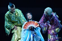 2016年劇団☆新感線夏秋興行 SHINKANSEN☆RX「Vamp Bamboo Burn～ヴァン！バン！バーン！～」より、中央は小池栄子演じるかぐや姫。