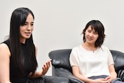 左から大湖せしる、緒月遠麻。