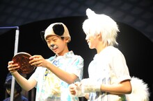 左から島田隆誠演じるコブン、みのり演じるワンサ。