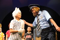 左から市川しんぺー演じるカントク、みのり演じるワンサ。