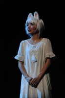 遠藤三貴演じる語り部。