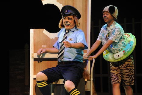 左から市川しんぺー演じるカントク、島田隆誠演じるコブン。