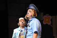 左から島田隆誠演じるコブン、市川しんぺー演じるカントク。