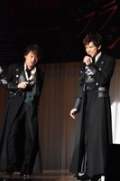 ミュージカル「フランケンシュタイン」製作発表記者会見より。左から中川晃教、柿澤勇人。