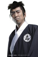 ドヰタイジ演じる志賀大八