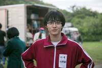 小野田坂道を演じる小越勇輝。