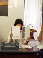 松本ノートのコピーを見せる平野舞。