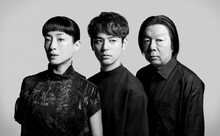 NODA・MAP「足跡姫 ～時代錯誤冬幽霊～」出演者。左から宮沢りえ、妻夫木聡、古田新太。