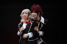 左から高宗歩未演じる小森ユイ、山崎大輝演じる逆巻アヤト。