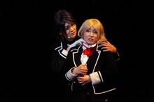 左から高崎俊吾演じる逆巻レイジ、高宗歩未演じる小森ユイ。