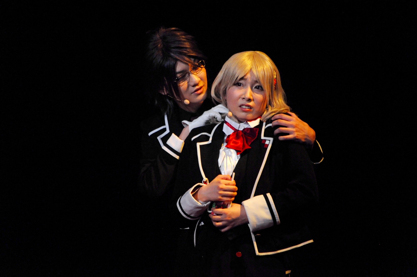 左から高崎俊吾演じる逆巻レイジ、高宗歩未演じる小森ユイ。