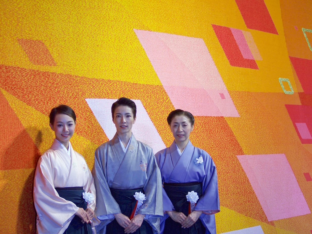 東京宝塚劇場の新緞帳「Waltz」、早霧せいな「エネルギーを感じるデザイン」