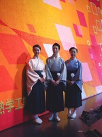 新緞帳を前に左から咲妃みゆ、早霧せいな、梨花ますみ。