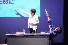 左から伊原辰、増田俊樹。新曲「brilliant edge」を聞いて盛り上がる。