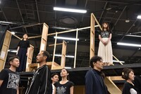 舞台「ガラスの仮面」公開稽古の様子。