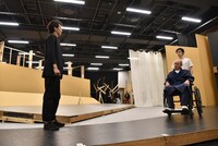 舞台「ガラスの仮面」公開稽古の様子。