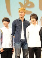 左から逢沢優、滝川英治、植田圭輔。