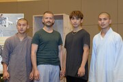 「sutra スートラ」来日記者会見フォトセッションの様子。左からグアン・ティンドン、アリ・タベ、NAOTO、ファン・ジャハオ。
