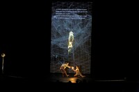 2014年に上演された「二重の影」（「繻子の靴」二日目第13場、撮影：清水俊洋）