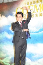 フラメンコのポーズをとる片岡愛之助。