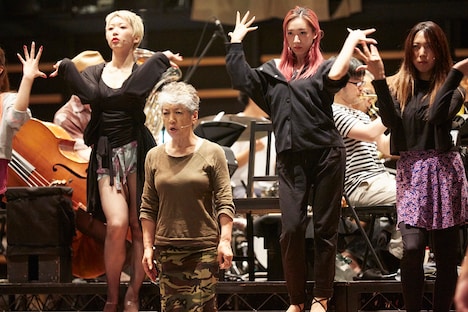 「マハゴニー市の興亡」稽古の様子。