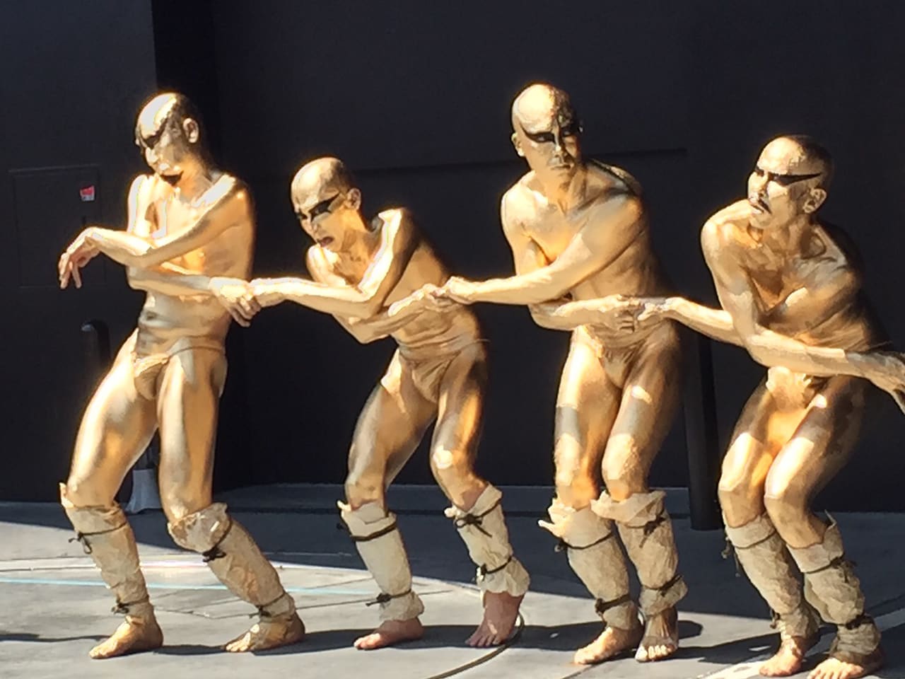 芸劇前で秋の大道芸！体中に金粉塗って舞い踊るゴールデンズら23組揃い踏み