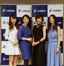 「麗人REIJIN Season2 “Festa”」フォトセッションの様子。左から貴城けい、稔幸、真琴つばさ、春野寿美礼。