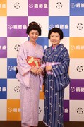 明治座九月公演「おたふく物語」フォトセッションの様子。左から田中美佐子、藤山直美。