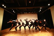 DAZZLE 20周年記念公演「鱗人輪舞（リンド・ロンド）」記者会見で行われたダンスパフォーマンスの様子。