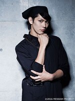 小谷嘉一演じる黒子。