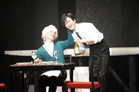 左から植田圭輔演じるリッカ、平野良演じるノエル。