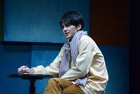 「家族の基礎～大道寺家の人々～」フォトコールより、大道寺益人演じる林遣都。