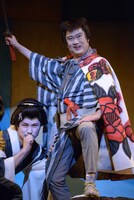 「家族の基礎～大道寺家の人々～」フォトコールより、六角精児演じる五郎丸元平。