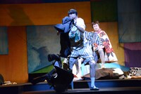 「家族の基礎～大道寺家の人々～」フォトコールより、衣装を脱ぎ捨て10歳の尚親に早替えする松重豊。