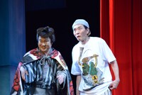 「家族の基礎～大道寺家の人々～」フォトコールより。左から六角精児演じる五郎丸元平、松重豊演じる10歳の尚親。