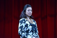 「家族の基礎～大道寺家の人々～」フォトコールより、鈴木京香演じる尚親の母。