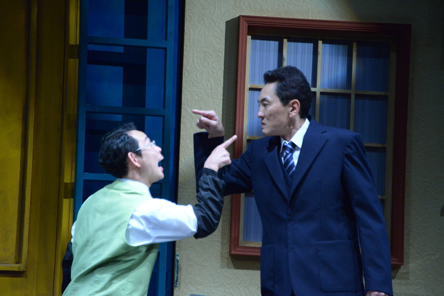 「家族の基礎～大道寺家の人々～」フォトコールより。左から山本圭祐演じる茶畑、松重豊演じる大道寺尚親。