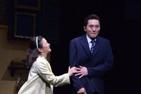 「家族の基礎～大道寺家の人々～」フォトコールより。左から鈴木京香演じる須真、松重豊演じる大道寺尚親。