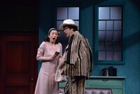 「家族の基礎～大道寺家の人々～」フォトコールより。左から、鈴木京香演じる須真、六角精児演じる五郎丸元平。