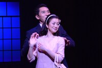 「家族の基礎～大道寺家の人々～」フォトコールより。左から松重豊演じる大道寺尚親、鈴木京香演じる須真。