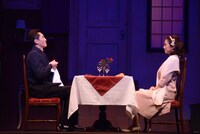 「家族の基礎～大道寺家の人々～」フォトコールより。左から松重豊演じる大道寺尚親、鈴木京香演じる須真。