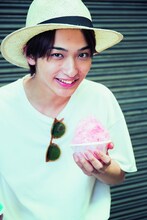 ブックスタイルカレンダー「横浜流星カレンダー2017」より。