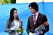「IQ246～華麗なる事件簿～」より。左から真飛聖演じる今市種子、宮尾俊太郎演じる山田次郎。(c)TBS