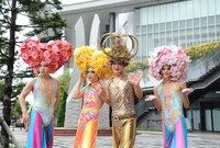 ミュージカル「プリシラ」製作発表の様子。左からアダムを演じるユナク、ティックを演じる山崎育三郎、バーナデットを演じる陣内孝則、アダムを演じる古屋敬多。