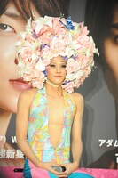 アダムを演じる古屋敬多。